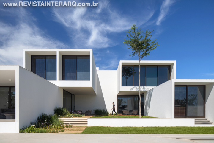 Com grandes medidas, este projeto do escritório Bloco Arquitetos tem setores bem distribuídos e unificados visualmente - Revista InterArq | Arquitetura, Decoração, Design, Paisagismo e Lifestyle